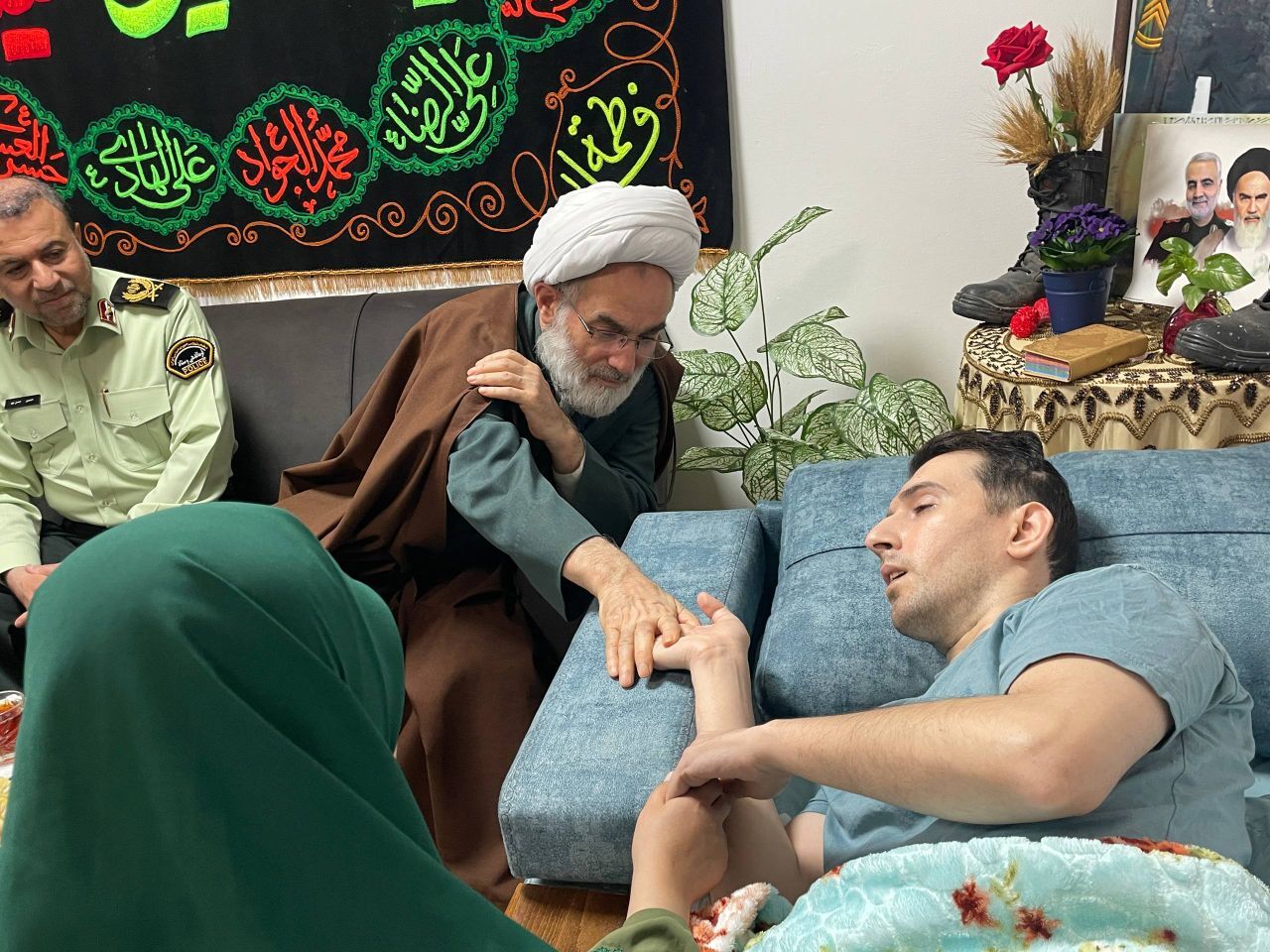 عیادت نماینده ولیفقیه در گیلان و فرمانده انتظامی استان از مامور پلیس وظیفه شناس عیادت نماینده ولیفقیه در گیلان و فرمانده انتظامی استان از مامور پلیس وظیفه شناس