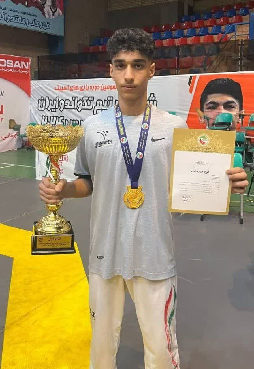 تجلیل از خانواده جوان زندگی بخش تجلیل از خانواده جوان زندگی بخش