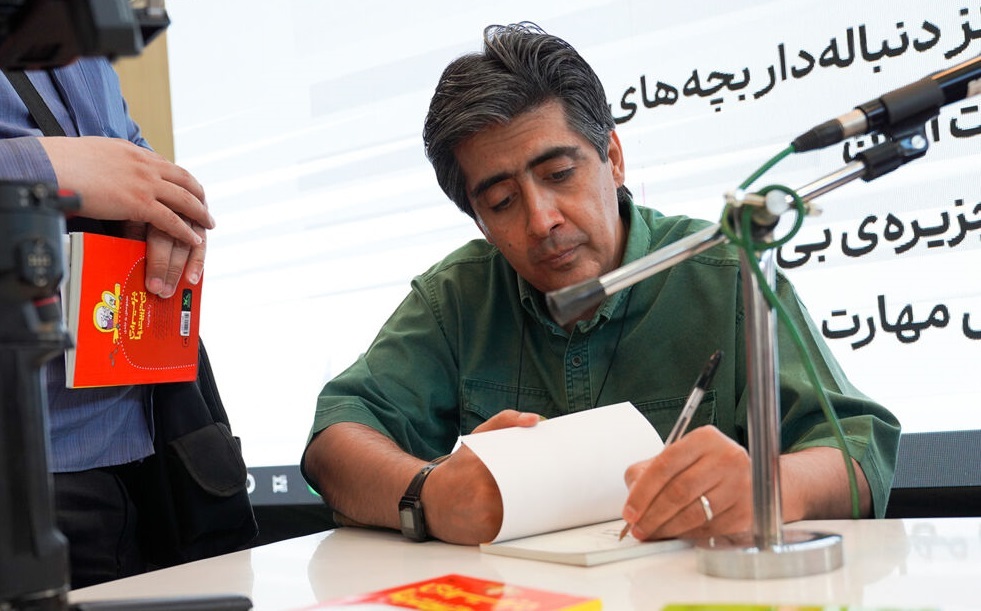 جشن امضای کتاب‌های «جزیره بی‌تربیت‌ها» در نمایشگاه کتاب کانون