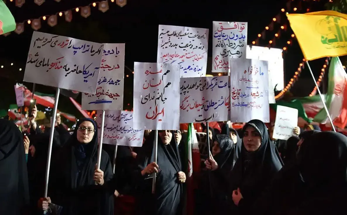 روزنامه جوان: دشمن در حال تبدیل تجمعات خیابانی به محل تسویه حساب های سیاسی است روزنامه جوان: دشمن در حال تبدیل تجمعات خیابانی به محل تسویه حساب های سیاسی است