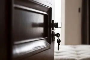 سرباز روس، زن اوکراینی را ربود تا به عنوان برده جنسی نگه دارد! سرباز روس، زن اوکراینی را ربود تا به عنوان برده جنسی نگه دارد!