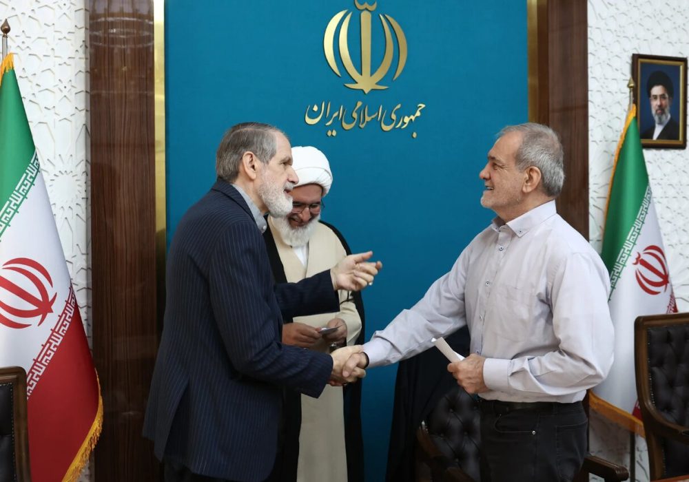پایداریچی ها در ظاهر به دولت دست دوستی می دهند اما عملا به دولت حمله می کنند/ محصولی توان کنترل اعضای حزبش را ندارد؟