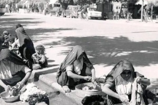 زنان تهرانی در حال شستن لباس‌ در جوی آب کنار خیابان در دهه ۵۰ | عکس