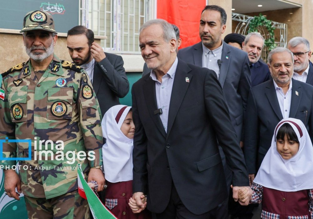 لحظات متفاوتی که استقبال دختران دانش‌آموز برای رئیس‌جمهور رقم زد | تصاویر