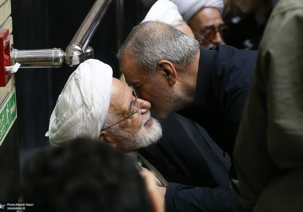 کنایه یک رسانه به انتقاد احتمالی کیهان از پزشکیان برای دیدار با کروبی و روحانی/ می توان پاسخ داد خودم رییس شورای عالی امنیت ملی ام و نگران نباشید!