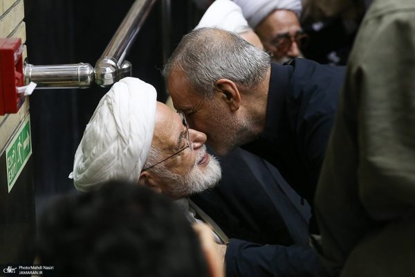 کنایه یک رسانه به انتقاد احتمالی کیهان از پزشکیان برای دیدار با کروبی و روحانی/ می توان پاسخ داد خودم رییس شورای عالی امنیت ملی ام و نگران نباشید!