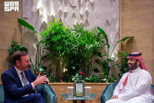 افشاگری سناتور منتقد جنگ از خسارات وارد شده به سفارت آمریکا در ریاض تا بحران گاز مایع در تنگه هرمز / جزئیات دیدار با بن‌سلمان و امیر قطر