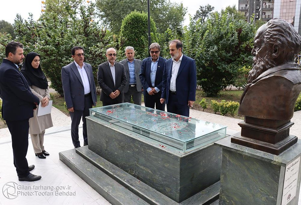 ادای احترام معاون امور هنری وزارت فرهنگ و ارشاد اسلامی و دبیر شورای فرهنگ عمومی کشور به مفاخر فرهنگی و هنری گیلان