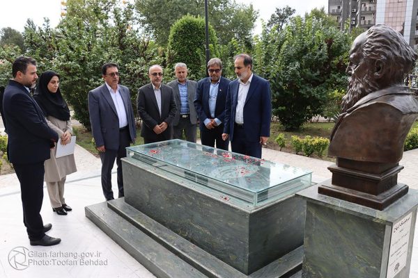 ادای احترام معاون امور هنری وزارت فرهنگ و ارشاد اسلامی و دبیر شورای فرهنگ عمومی کشور به مفاخر فرهنگی و هنری گیلان