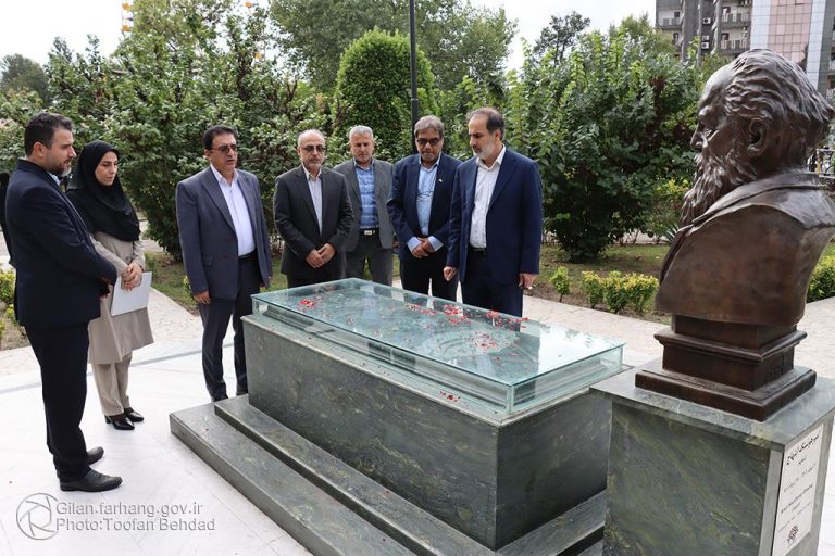 ادای احترام معاون امور هنری وزارت فرهنگ و ارشاد اسلامی و دبیر شورای فرهنگ عمومی کشور به مفاخر فرهنگی و هنری گیلان