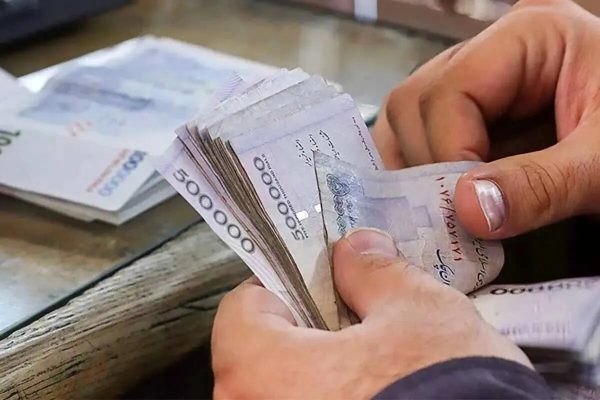 اعتراض کارگران به وعده ترمیم مزد/ با این حقوق نمی‌شه یک هفته سر کرد/ فقط حرف و وعده و شعار می‌دهید