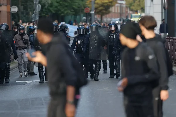 اعتراضات فرانسه؛ بازداشت بیش از ۱۳۰۰ نفر و مجروح شدن ۵۳ نیروی پلیس در تظاهرات شنبه