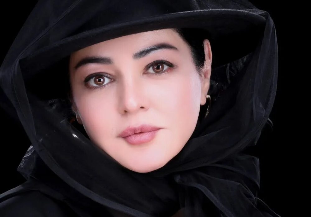 رزیتا غفاری مادر منصور در سریال «بامداد خمار» با کلاه مشکی و استایلی متفاوت