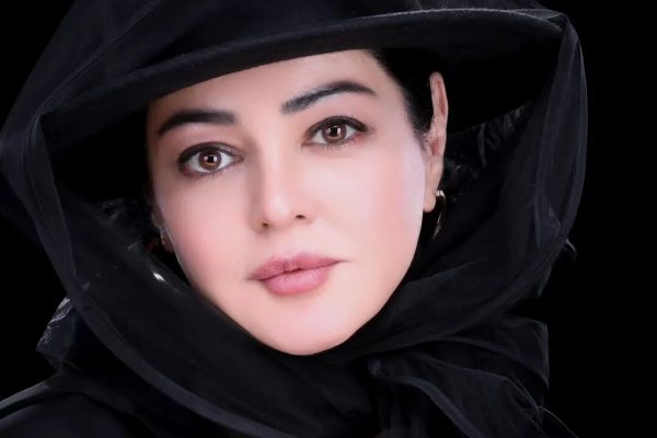 رزیتا غفاری مادر منصور در سریال «بامداد خمار» با کلاه مشکی و استایلی متفاوت