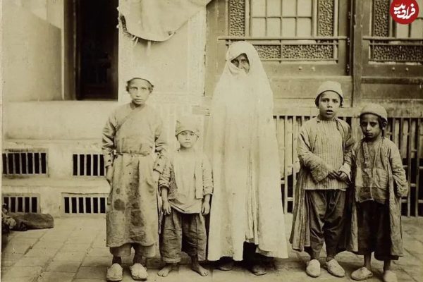 عکس یادگاری «زن ایرانی و چهار پسرش» در دوران قاجار